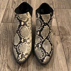 Universal thread snakeskin boots